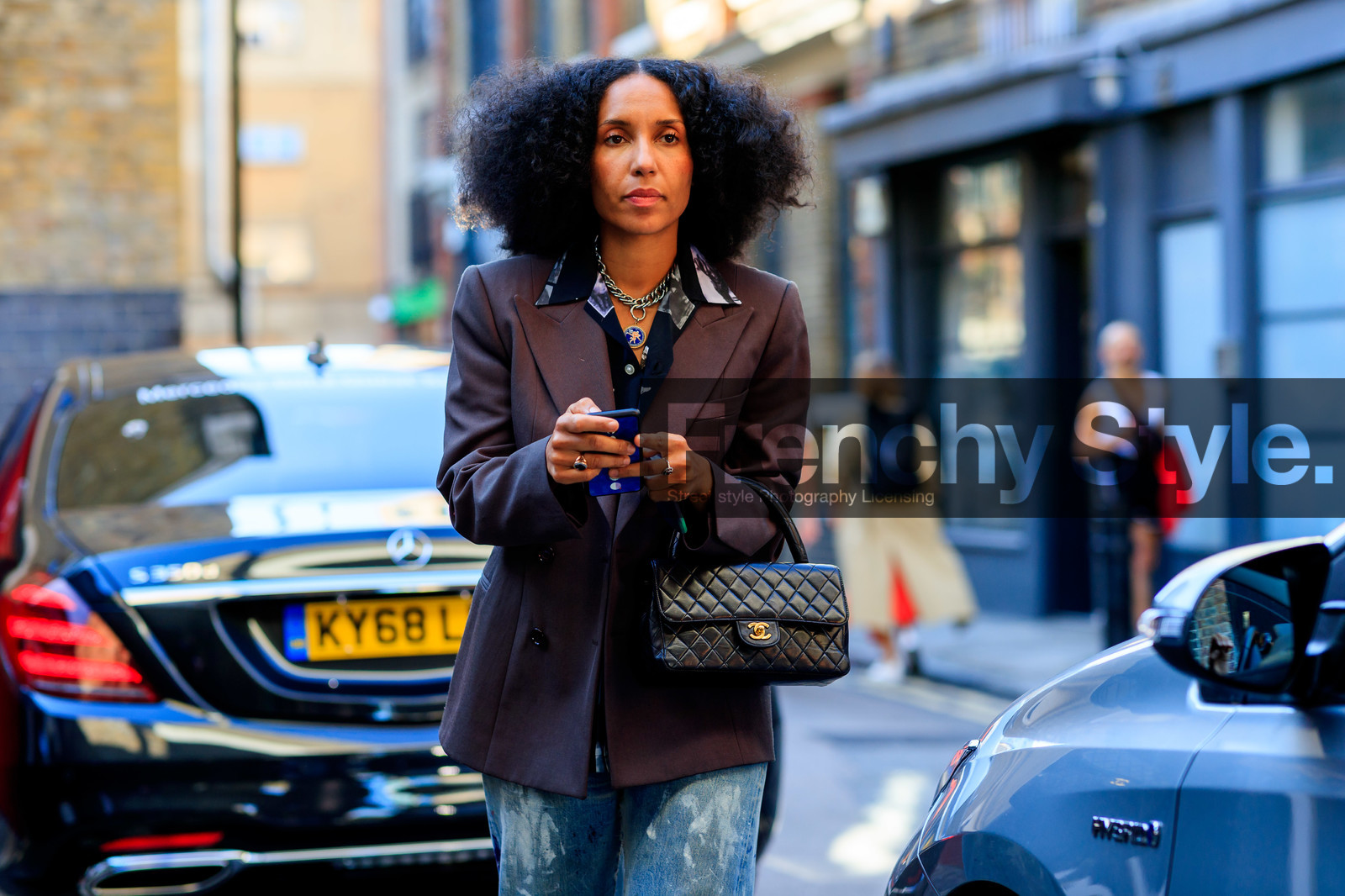 silver necklace, chain necklace, charms necklace, burgundy jacket, printed shirt, chanel bag, black leather bag, quilted bag, hand bag, strassed ring, denim, jeans, painted jeans, fashion week, frenchystyle, FW, jonathan paciullo, street style, atmosphere details, horizontal, detail