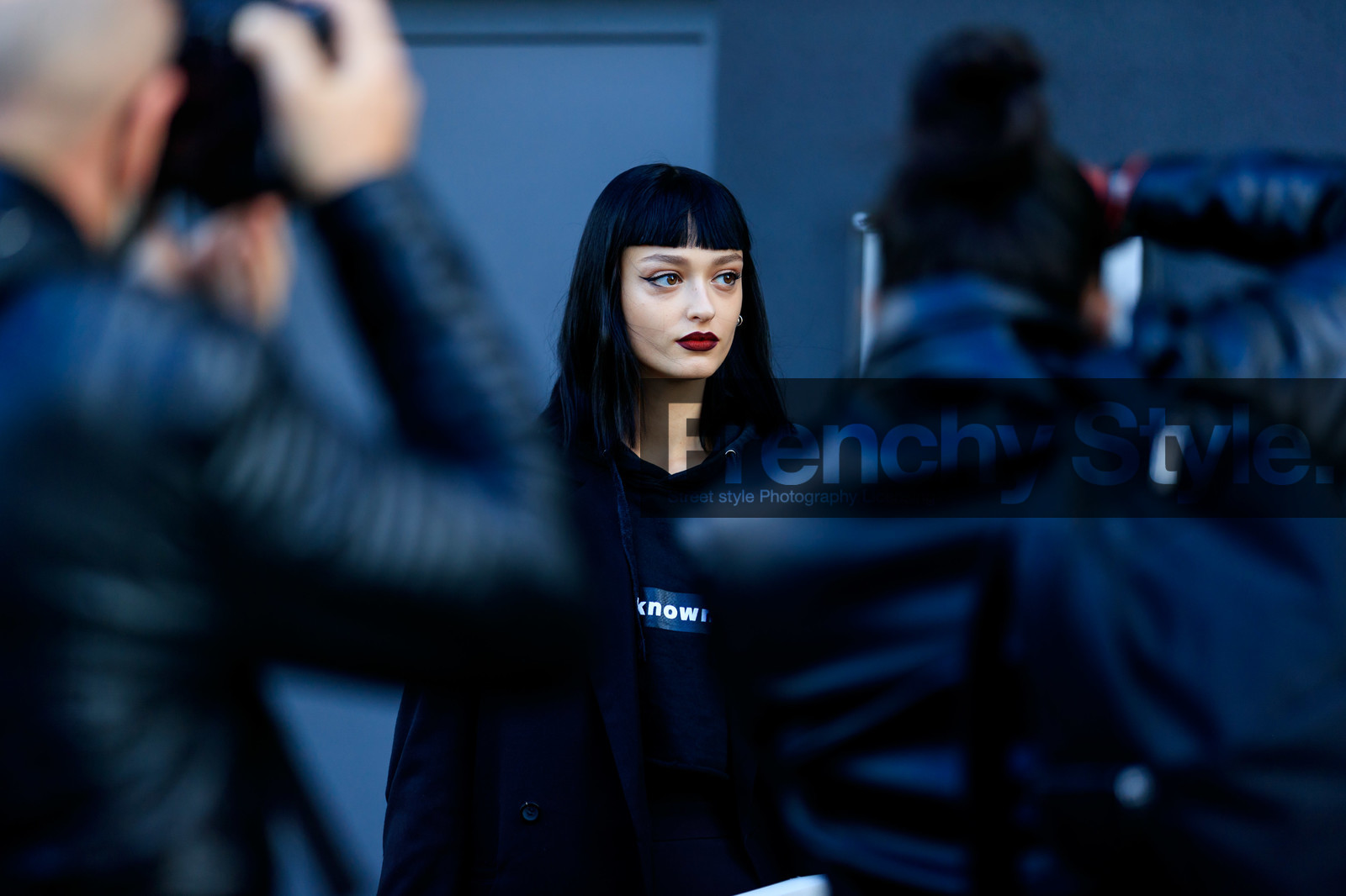 close up detail, make up, make up details, black eyeliner, red lipstick, burgundy lipstick, hair details, street style, jonathan paciullo, FW, frenchystyle, fashion week, MFW, MILAN, SPRING SUMMER 2021, SS 21, horizontal, atmosphere details, detail, model