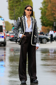 brittany xavier, chanel bag, chanel jacket, chanel earrings, chanel belt, chanel sunglasses, chanel total look, white shirt, low necked shirt, black jacket, white jacket, tweed jacket, golden earrings, letters earrings, dangling earrings, black pants, plastic bag, sheer bag, chain strap bag, loose pants, prada shoes, flare pants, PARIS, PFW, SPRING SUMMER 2020, SS 20, fashion week, frenchystyle, FW, jonathan paciullo, street style, vertical, full length