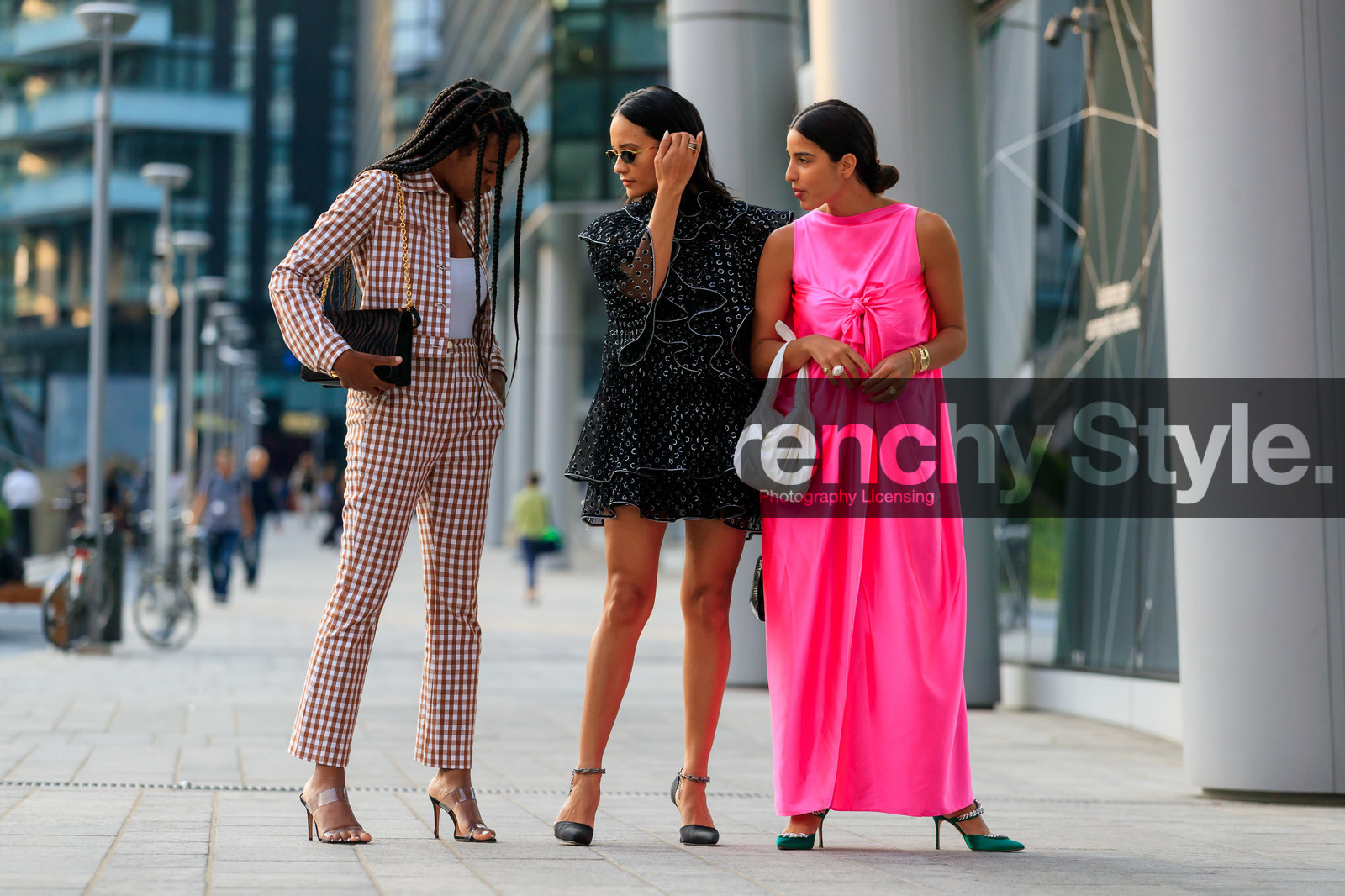 bettina looney, anna rosa vitiello, chrissy rutherford, pink dress, long dress, sleeveless dress, knoted dress, loose dress, bottega veneta bag, white bag, satin bag, multi rings, white ring, golden rings, green shoes, strassed shoes, satin shoes, mini dress, black dress, ruffle dress, high collar dress, polka dots dress, butterfly sunglasses, metalic frame sunglasses, hoop earrings, black shoes, sharp end shoes, chain detail shoes, high heels shoes, checked jacket, checked pants, checked suits, checked total look, vichy printed jacket, vichy printed pants, sheer straps slippers, high heels slippers, fashion week, frenchystyle, FW, jonathan paciullo, street style, MFW, MILAN, SPRING SUMMER 2020, SS 20