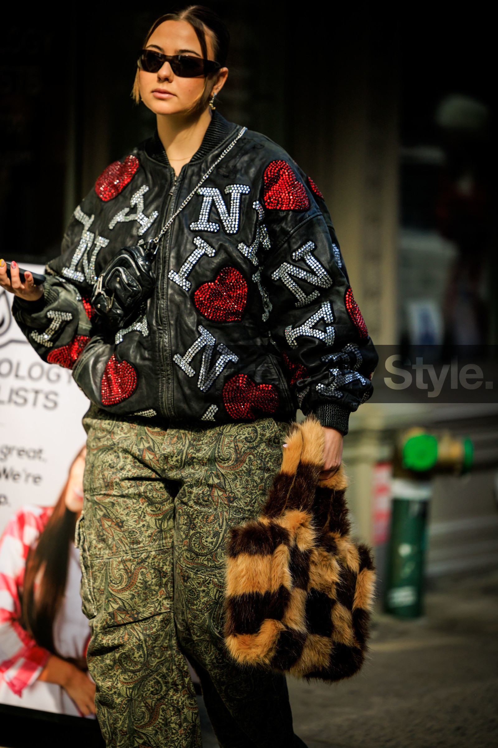 kaki pants, leather bomber jacket, black bomber jacket, furry handbag, brown handbag, ny jacket, black sunglasses, cargo pants, black fannypack, leather fannypack, street style, jonathan paciullo, FW, frenchystyle, fashion week, NYFW, NEW YORK, AUTUMN WINTER 2022-2023, FALL WINTER 2022_2023, FW 22-23, vertical, atmosphere details