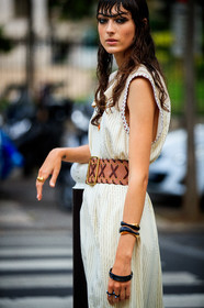 nike praesto nordstrom, hair details, make up, make up details, chloe belt, chloe dress, chloe look, chloe bracelet, white dress, sleeveless dress, striped dress, belted dress, big belt, camel leather belt, long dress, black bracelet, multi bracelet, wooden bracelet, fashion week, frenchystyle, FW, jonathan paciullo, street style, PFW, PARIS, SPRING SUMMER 2021, SS 21, vertical, atmosphere details, detail, model