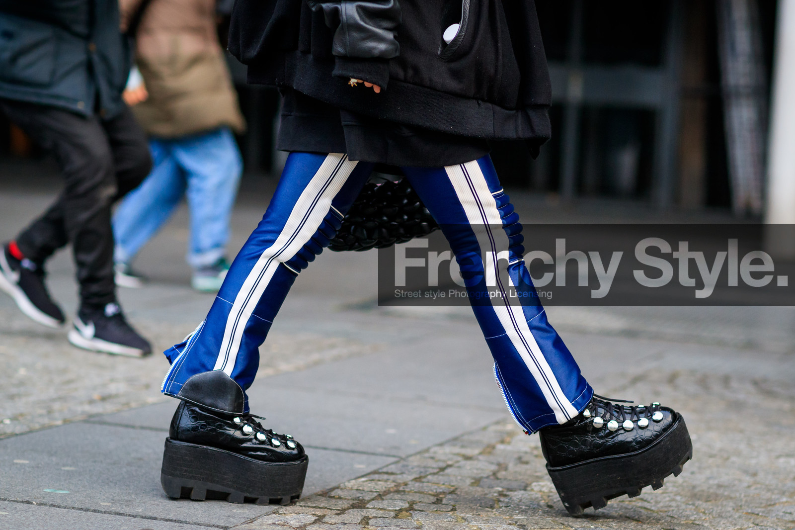 black boots, black jacket, black shoes, blue pants, high heels, leather shoes, trousers, wedges, fashion week, frenchystyle, FW, jonathan paciullo, street style, PFW, PARIS, SPRING SUMMER 2017, SS 17, HAUTE COUTURE, atmosphere details, detail, horizontal