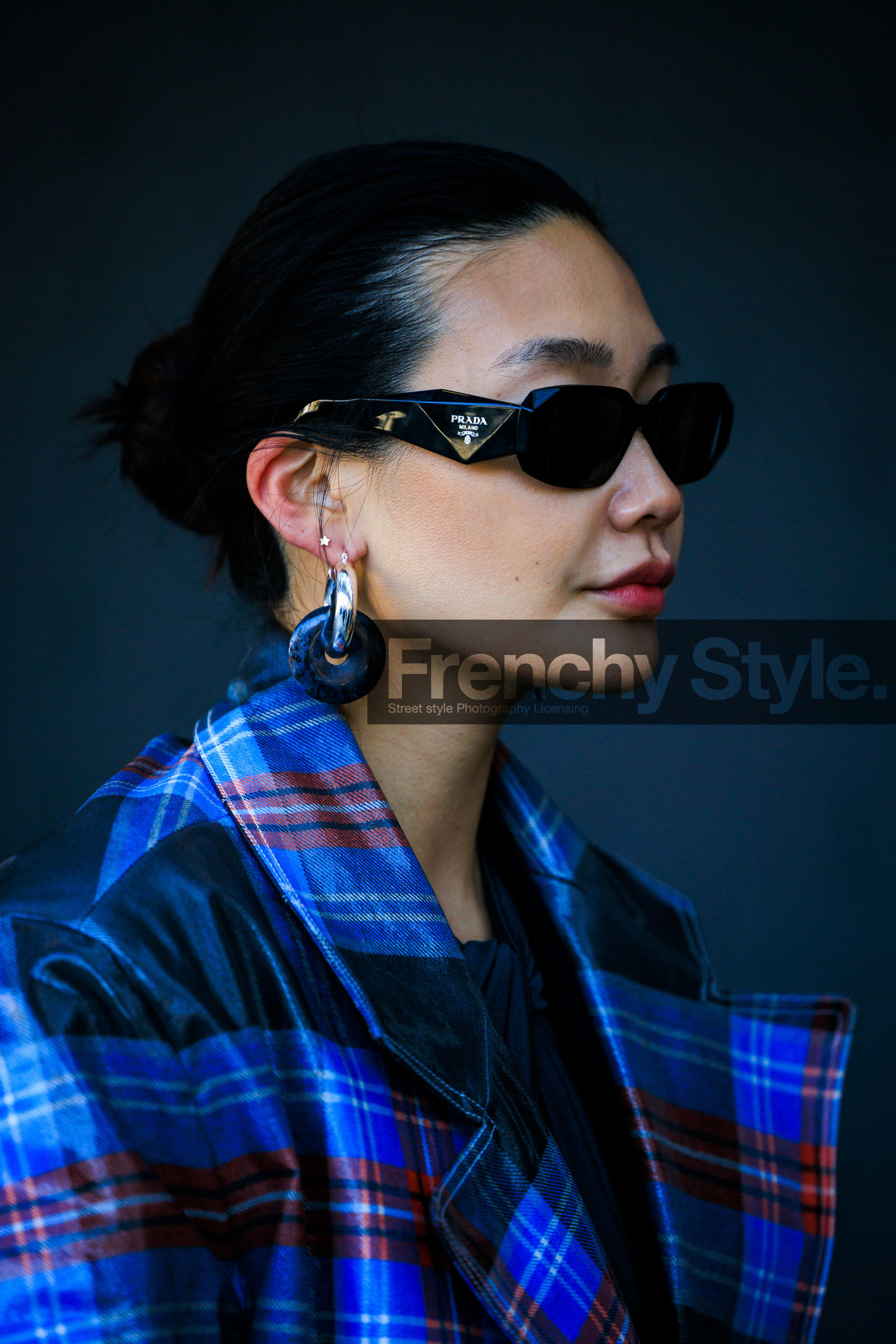 black sunglasses, prada sunglasses, big loops, big loops earrings, big creole, multicolor plaid coat, fashion week, frenchystyle, FW, jonathan paciullo, street style, NYFW, NEW YORK, AUTUMN WINTER 2022-2023, FALL WINTER 2022_2023, FW 22-23, vertical, atmosphere details