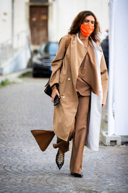 camel coat, beige coat, camel pants, camel suits, beige pants, beige suits, black leather shoes, sharp end shoes, laced shoes, camel blouse, beige blouse, long necklace, round shape necklace, used coat, covid face mask, street style, jonathan paciullo, FW, frenchystyle, fashion week, MFW, MILAN, SPRING SUMMER 2021, SS 21, vertical, full length