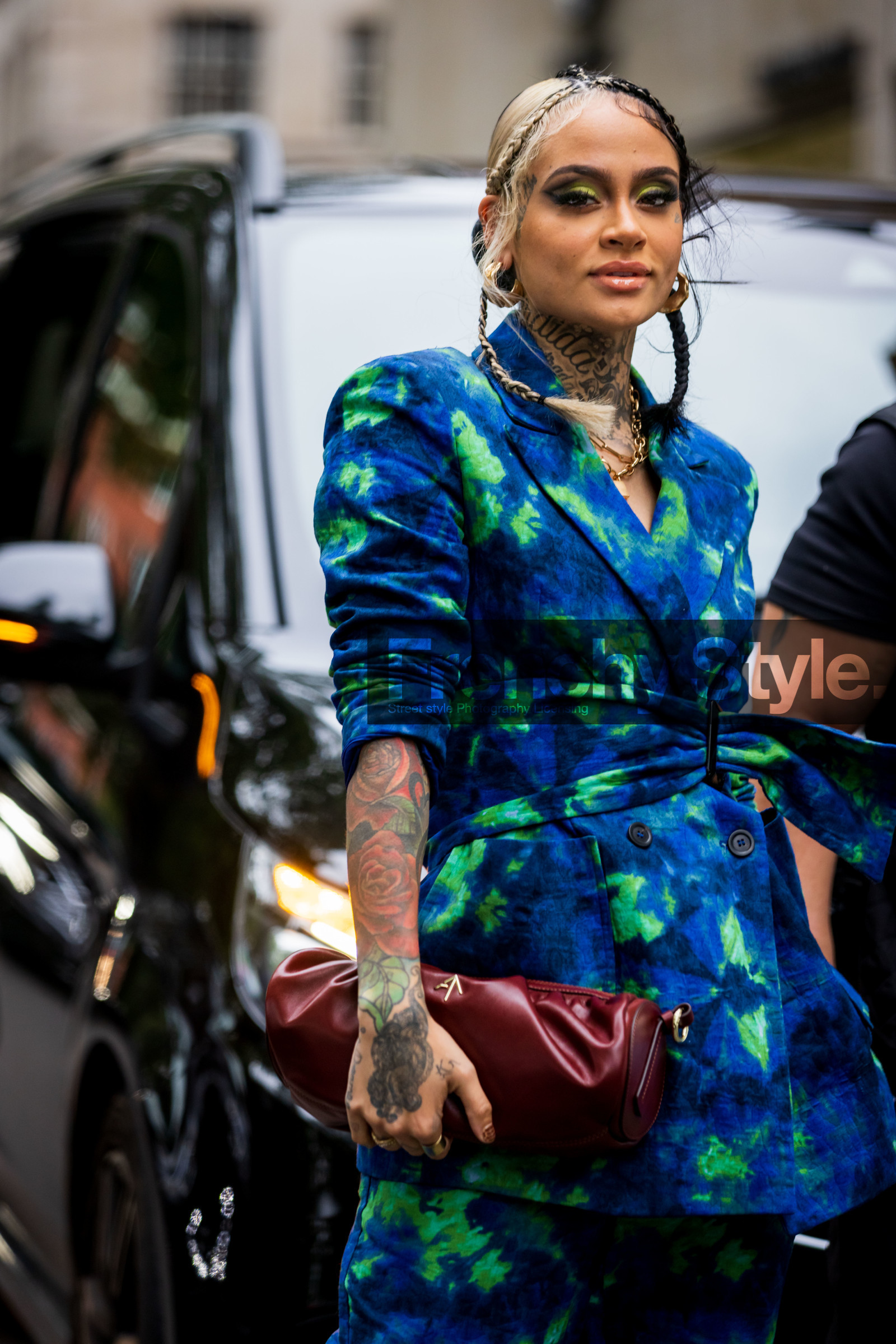 Kehlani, suit, blazer, pouch, handbag, burgundy, blazer, print, earrings, loops, tie dye, fashion week, frenchystyle, FW, jonathan paciullo, street style, SS 22, SPRING SUMMER 2022, LFW, LONDON, vertical, atmosphere details, detail