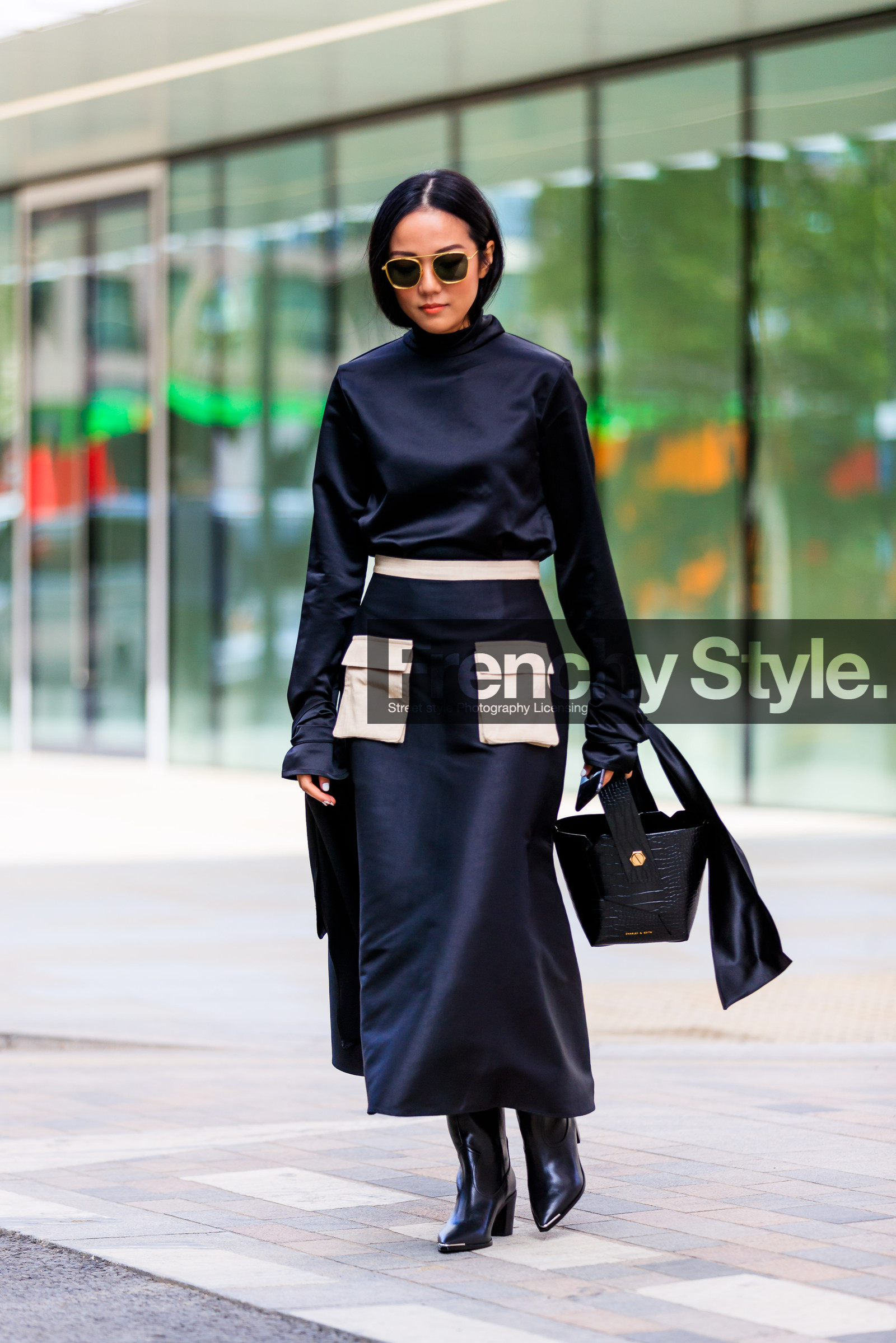 black bag, black shirt, black shoes, black skirt, high heels, leather bag, leather shoes, sunglasses, tone on tone, total look black, yoyo cao, fashion week, frenchystyle, FW, jonathan paciullo, street style, LFW, LONDON, SPRING SUMMER 2019, SS 19, vertical, full length