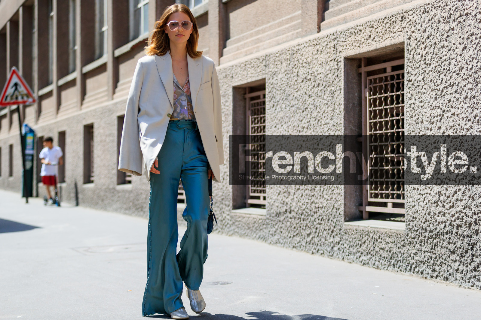 blazer, blue pants, leather shoes, over the shoulder, shiny boots, silver shoes, sunglasses, trousers, white jacket, fashion week, frenchystyle, FW, jonathan paciullo, street style, PFW, PARIS, atmosphere details, horizontal, full length, AUTUMN WINTER 2018-2019, FALL WINTER 2018-2019, FW 18-19
