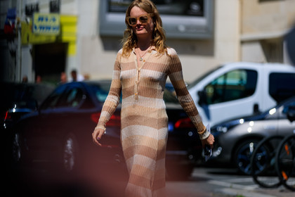 acne studios, beige dress, graphic dress, printed dress, sunglasses, fashion week, frenchystyle, FW, jonathan paciullo, street style, PFW, PARIS, atmosphere details, horizontal, detail, model, AUTUMN WINTER 2018-2019, FALL WINTER 2018-2019, FW 18-19, hanne gaby odiele