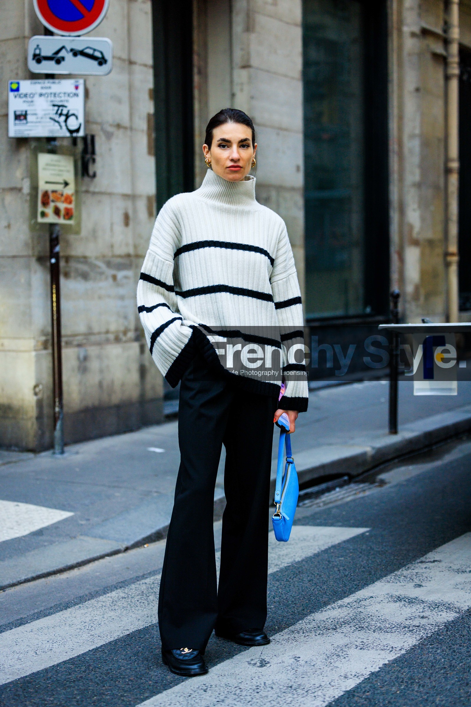 striped jumper, white jumper, black pants, flared pants, black shoes, chanel derbies, blue handbag, mini handbag, golden loops, fashion week, frenchystyle, FW, jonathan paciullo, street style, AUTUMN WINTER 2022-2023, FALL WINTER 2022_2023, FW 22-23, PFW, PARIS, vertical, full length