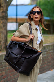 chloe loulou de saison, beige look, beige suits, beige shirt, beige pants, oversize pants, oversize shirt, white t-shirt, bottega veneta bag, huge bag, brown leather bag, high waist pants, black sunglasses, butterfly sunglasses, hoop earrings, fashion week, frenchystyle, FW, jonathan paciullo, street style, vertical, detail, atmosphere details