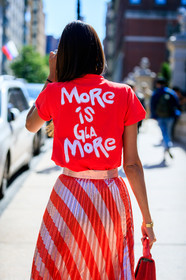 atmosphere details, back detail, detail, fashion week, frenchystyle, FW, giovanna battaglia, jonathan paciullo, leather bag, metallic skirt, NEW YORK, NYFW, pleated skirt, printed skirt, printed t shirt, red bag, red skirt, red t shirt, SPRING SUMMER 2018, SS 18, street style, striped skirt, vertical