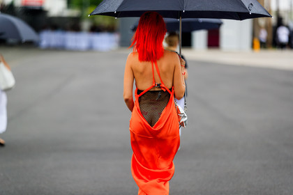 dyed hair, fishnet, open back, orange dress, red hair, silver bag, vêtements, fashion week, frenchystyle, FW, jonathan paciullo, street style, PFW, PARIS, atmosphere details, horizontal, detail, AUTUMN WINTER 2018-2019, FALL WINTER 2018-2019, FW 18-19