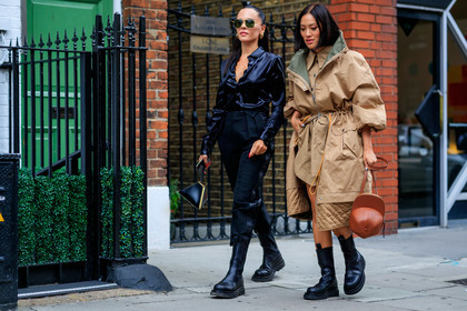 evangelie smyrniotaki, Tiffany Hsu, beige coat, beige trench coat, black leather boots, brown leather bag, chelsea boots, j w anderson bag, oversize coat, oversize parka, oversize trench coat, quilted coat, satin shirt, metalic frame sunglasses, hoop earrings, golden earrings, geometric bag, carrot pants, bottega veneta bag, black total look, black shirt, black pants, black leather clutch, aviator sunglasses, fashion week, frenchystyle, FW, jonathan paciullo, street style, atmosphere details, horizontal, full length