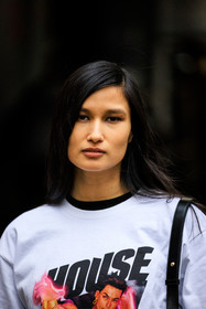 details, orange font printed white tshirt, printed tshirt, nude make up, close up, street style, jonathan paciullo, FW, frenchystyle, fashion week, NYFW, NEW YORK, AUTUMN WINTER 2022-2023, FALL WINTER 2022_2023, FW 22-23, vertical, atmosphere details