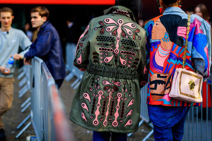 atmosphere details, AUTUMN WINTER 2017-2018, AW 17-18, back detail, blue denim, denim jacket, denim pants, detail, drawings, embroidered jacket, embroideries, FALL WINTER 2017-2018, fashion week, frenchystyle, FW, FW 17-18, green jacket, horizontal, jeans, jonathan paciullo, leather bag, LFW, LONDON, street style, trousers, versace, white bag