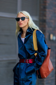 model, maggie maurer, square shape glasses, scale sunglasses, celine bag, shopping bag, shoulder bag, brown leather bag, navy blue jumpsuit, satin jumpsuit, satin shirt, satin pants, navy blue shirt, navy blue pants, red belt, satin belt, white leather boots, long sleeves shirt, oversize sleeves, tailored pants, fashion week, frenchystyle, FW, jonathan paciullo, street style, vertical, detail, atmosphere details