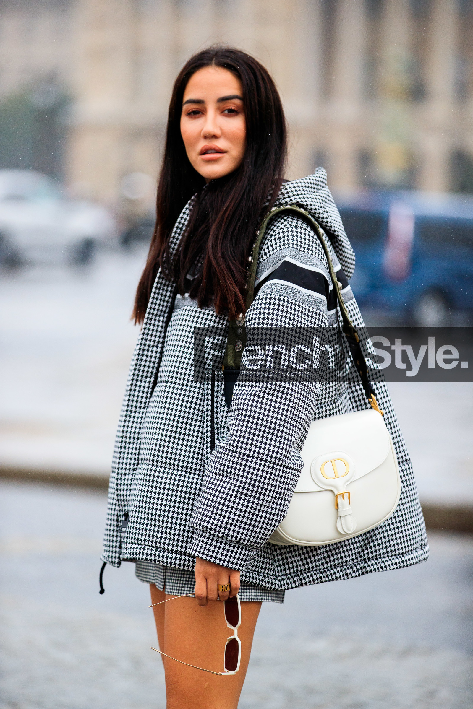 tamara kalinic, dior bag, dior coat, dior skirt, dior total look, dior strap bag, checked coat, checked skirt, houndstooth printed coat, houndstooth printed skirt, mini skirt, black skirt, white skirt, hoodie, hoodie coat, down jacket, white leather bag, fashion week, frenchystyle, FW, jonathan paciullo, street style, PFW, PARIS, SPRING SUMMER 2021, SS 21, vertical, atmosphere details, detail