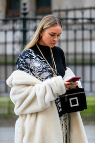nina suess, white coat, fur coat, velvet bag, black bag, hand bag, strassed bag, roger vivier bag, long necklace, golden necklace, pearl necklace, multi necklace, black pullover, black dress, half shoulder dress, asymetrical dress, floral embroidered dress, fringe dress, asymmetrical top, fringe top, floral embroidered top, fashion week, frenchystyle, FW, jonathan paciullo, street style, LFW, LONDON, AUTUMN WINTER 2020-2021, FALL WINTER 2020-2021, FW 20-21, vertical, atmosphere details, detail