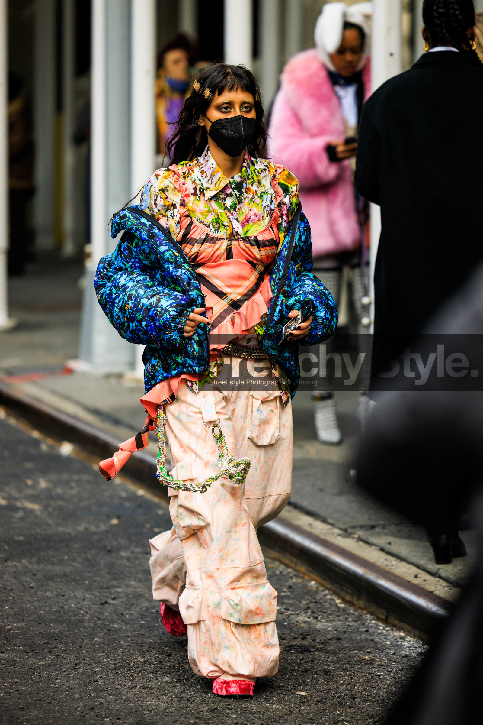 multicolor look, printed jacket, multicolor puffed jacket, puffed winter jacket, puffy blue jacket, corail tank top, ruffled tank top, multiprint shirt, multicolor shirt, rose pale pants, silver belt, fringe hair, baggy pants, cargo pants, pink shoes, printed pants, punk style, street style, jonathan paciullo, FW, frenchystyle, fashion week, NYFW, NEW YORK, AUTUMN WINTER 2022-2023, FALL WINTER 2022_2023, FW 22-23, vertical, full length