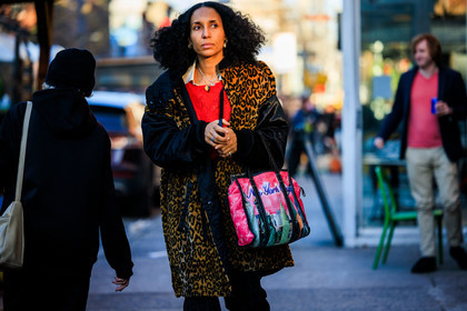 new york print tote bag, leopard print, orange coat, red knitted top, fashion week, frenchystyle, FW, jonathan paciullo, street style, NYFW, NEW YORK, AUTUMN WINTER 2022-2023, FALL WINTER 2022_2023, FW 22-23, atmosphere details, horizontal
