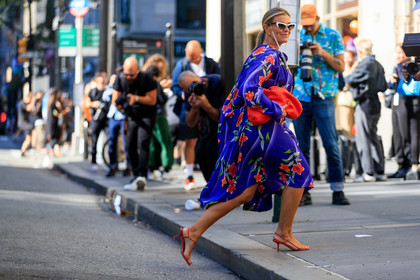 balenciaga, black belt, bottega veneta, floral, flowers, graphic dress, janka polliani, leather bag, leather shoes, printed dress, purple dress, red bag, red shoes, sunglasses, the row, fashion week, frenchystyle, FW, jonathan paciullo, street style, NEW YORK, NYFW, SPRING SUMMER 2020, SS 20, horizontal, atmosphere details, full length