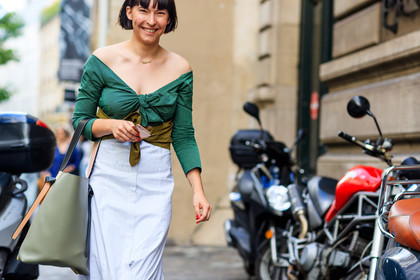 atmosphere details, clara cornet, detail, fashion week, frenchystyle, FW, green bag, green top, horizontal, jonathan paciullo, leather bag, MENSWEAR, off the shoulder, PARIS, PFW, SPRING SUMMER 2018, SS 18, street style, white skirt