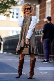 brown scale sunglasses, square glasses, white blouse, checked dress, brown checked dress, ruffle dress, asymmetrical dress, animal skin bag, brown leather bag, mini bag, hand bag, long necklace, golden necklace, charms necklace, brown leather boots, animal skin boots, high heels boots, bulgari monete ring, fashion week, frenchystyle, FW, jonathan paciullo, street style, vertical, full length