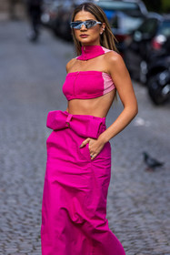 bow, crop top, fluo pink, long skirt, pink crop, pink skirt, silver sunglasses, skirt, sunglasses, Thassia Naves, fashion week, frenchystyle, FW, jonathan paciullo, street style, PFW, PARIS, SPRING SUMMER 2022, SS 22, vertical, atmosphere details