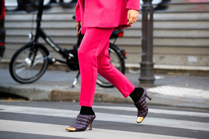 Pink suits, Pink pants, Black leather slippers, Quilted slippers, High heels slippers, Golden slippers, Bottega veneta shoes, PARIS, PFW, fashion week, frenchystyle, FW, jonathan paciullo, street style, SPRING SUMMER 2021, SS 21, horizontal, atmosphere details, detail