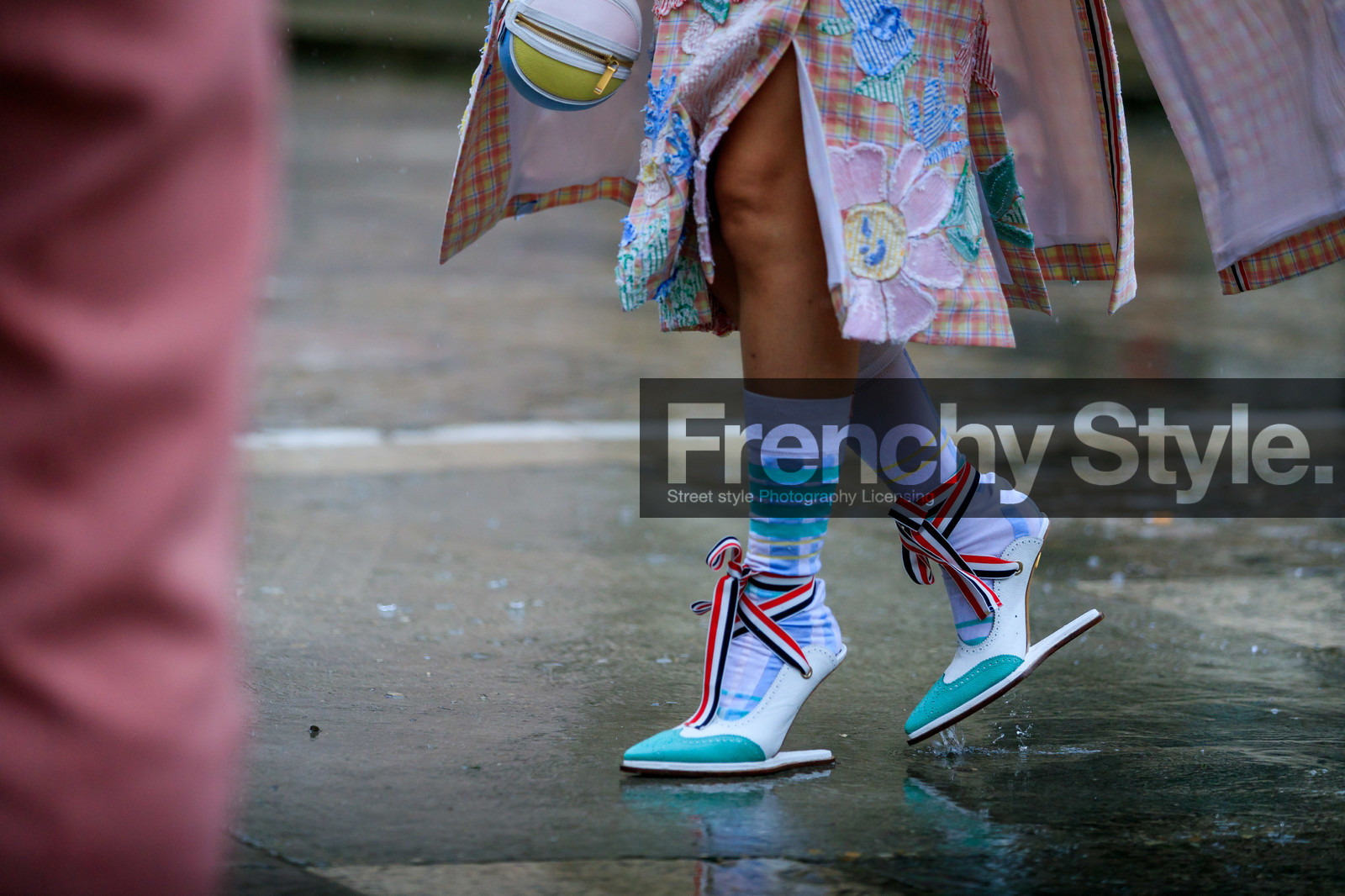 greene, light pink coat, light pink dress, checked coat, checked dress, floral embroidered dress, multicolor coat, multicolor dress, white socks, white leather shoes, white leather bag, round shape bag, striped socks, light yellow leather bag, light green leather shoes, high heels shoes, sharp end shoes, close up detail, legs detail, shoes detail, thom browne coat, thom browne dress, thom browne look, thom browne bag, thom browne shoes, fashion week, frenchystyle, FW, jonathan paciullo, street style, PFW, PARIS, horizontal, atmosphere details, detail
