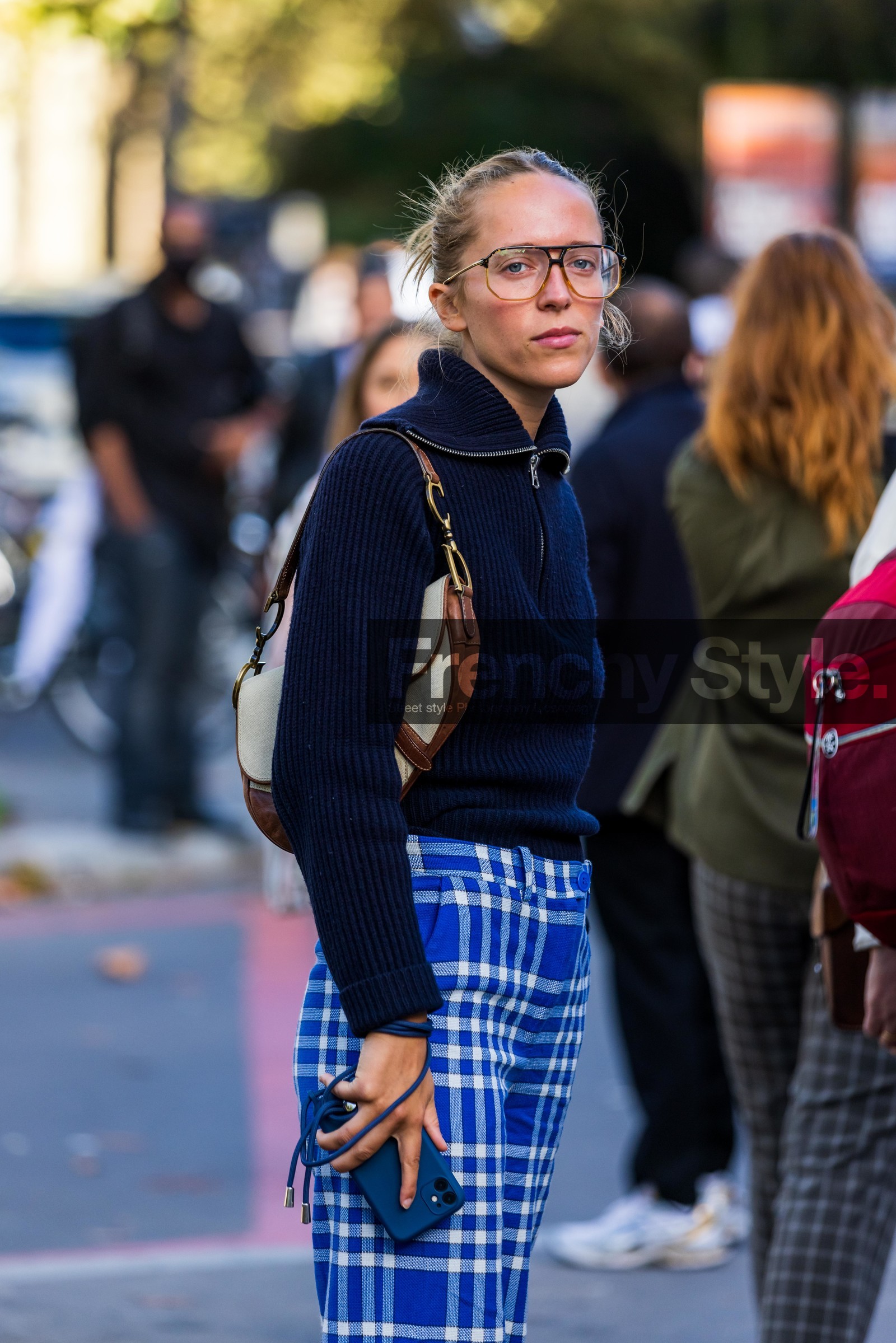 aviator, bag, blue jumper, blue pants, blue sneakers, camel bag, check, checked pants, color, dior bag, glasses, jumper, knit, knitwear, marine blue jumper, pants, print, printed pants, sneakers, zipped knit, electric blue, fashion week, frenchystyle, FW, jonathan paciullo, street style, PFW, PARIS, SPRING SUMMER 2022, SS 22, vertical, atmosphere details