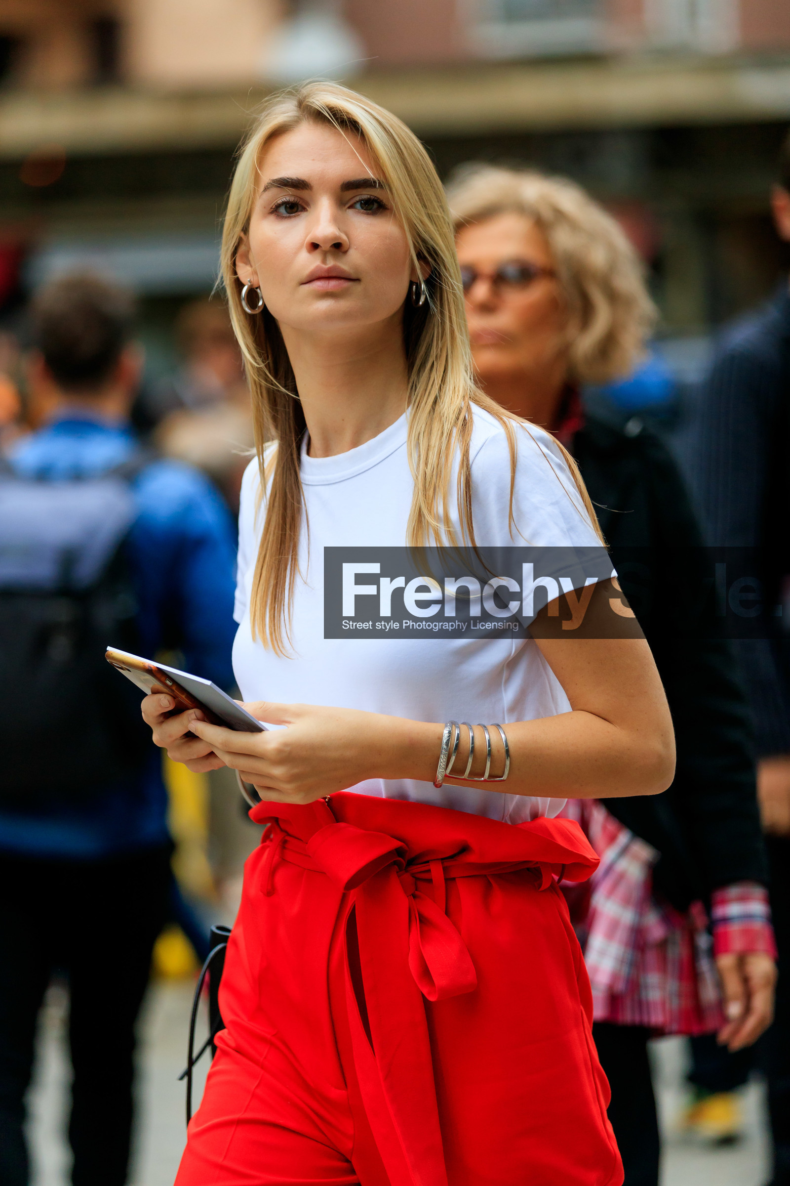 maria kolosova, red pants, paper bag pants, white t-shirt, hoop earrings, silvered earrings, silvered bracelet, fashion week, frenchystyle, FW, jonathan paciullo, street style, MFW, MILAN, SPRING SUMMER 2020, SS 20
