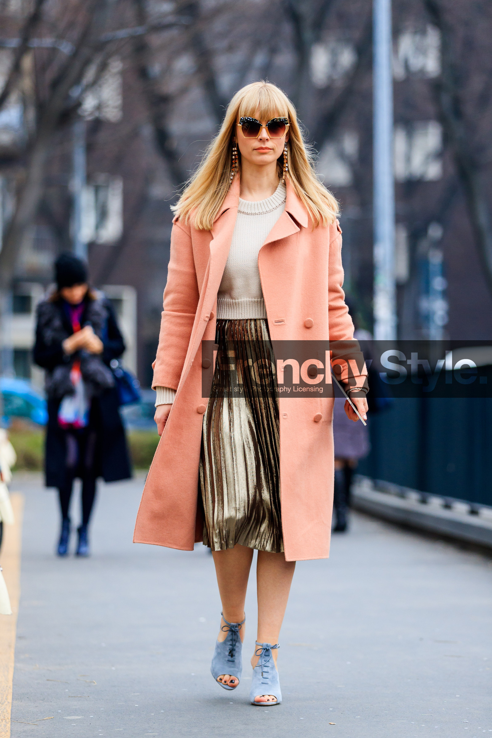 AUTUMN WINTER 2017-2018, AW 17-18, beige sweater, earrings, FALL WINTER 2017-2018, fashion week, frenchystyle, full length, FW, FW 17-18, golden skirt, grey boots, high heels, jonathan paciullo, leather shoes, MFW, MILAN, pink coat, pleated skirt, shiny skirt, street style, sunglasses, vertical