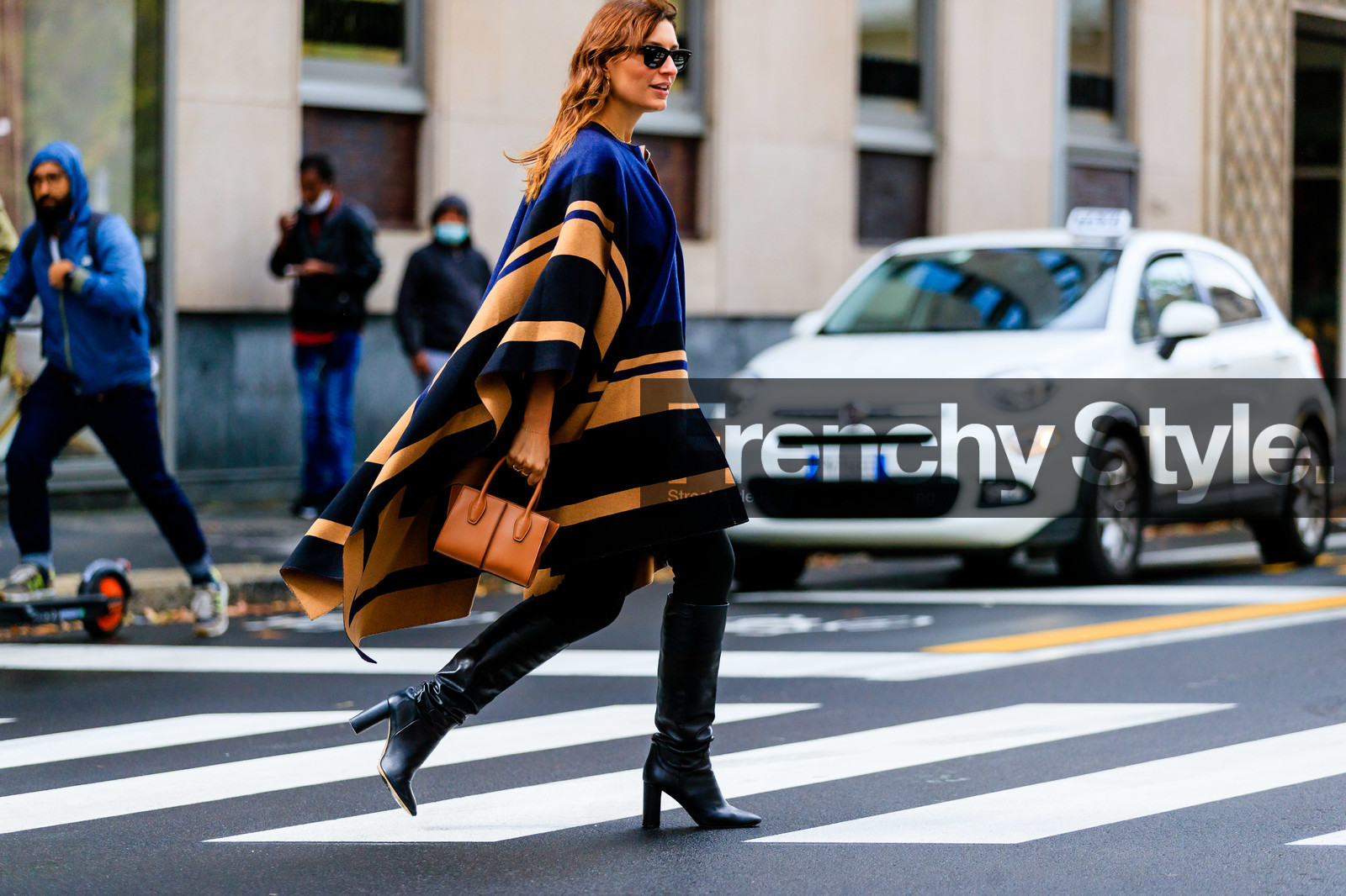 striped cape, black cape, navy blue cape, camel cape, chloe cape, black leather boots, camel leather bag, hand bag, high boots, high heels boots, woolen cape, rayban sunglasses, carlotta rubaltelli, street style, jonathan paciullo, FW, frenchystyle, fashion week, MFW, MILAN, SPRING SUMMER 2021, SS 21, horizontal, atmosphere details, full length