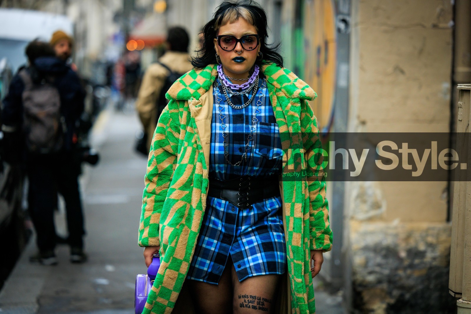 punk look, plais dress, blue shirt, black corset belt, black sunglasses, blue lips, multiple necklaces, chain necklaces, printed coat, fluo green coat, chess print coat, tattoos, purple handbag, fashion week, frenchystyle, FW, jonathan paciullo, street style, AUTUMN WINTER 2022-2023, FALL WINTER 2022_2023, FW 22-23, PFW, PARIS, horizontal, atmosphere details, detail