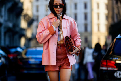 yoyo cao, light pink leather jacket, pink leather jacket, leather jacket, red leather shorts, camel leather shorts, mini shorts, light beige shirt, white pullover, turtleneck pullover, scale sunglasses, fashion week, frenchystyle, FW, jonathan paciullo, street style, MFW, MILAN, AUTUMN WINTER 2020-2021, FALL WINTER 2020-2021, FW 20-21, horizontal, atmosphere details, detail