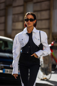 Aleali May, bag, blue pants, blue shirt, body, boots, color, cut out top, fluo pink bag, green body, multicolor, pink bag, print, printed body, printed pants, printed shirt, shirt, yellow body, yellow shirt, yellox pants, street style, jonathan paciullo, FW, frenchystyle, fashion week, PFW, PARIS, SPRING SUMMER 2022, SS 22, vertical, atmosphere details
