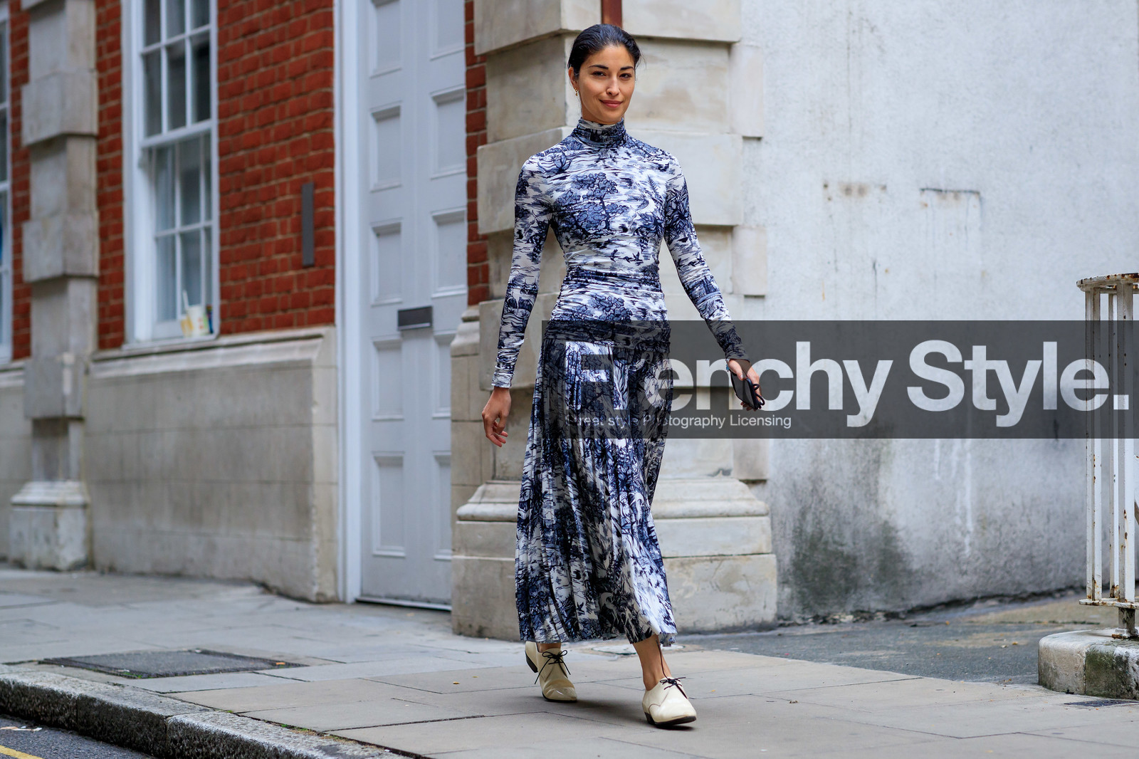 caroline issa, animal print dress, blue dress, drape dress, high collar dress, laced shoes, long sleeves dress, pleated dress, tight dress, white dress, white leather shoes, long dress, fashion week, frenchystyle, FW, jonathan paciullo, street style, atmosphere details, horizontal, full length