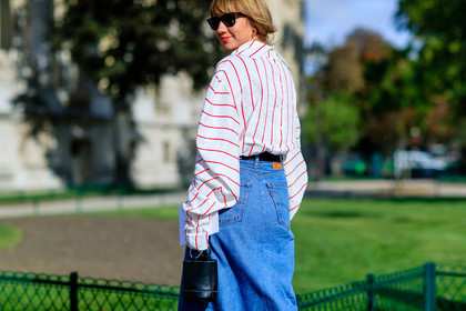 atmosphere details, back detail, black bag, black belt, blue denim, denim skirt, detail, fashion week, frenchystyle, FW, graphic shirt, horizontal, jonathan paciullo, leather bag, leather belt, levis, lisa aiken, PARIS, PFW, SPRING SUMMER 2017, SS 17, street style, striped shirt, sunglasses, white shirt