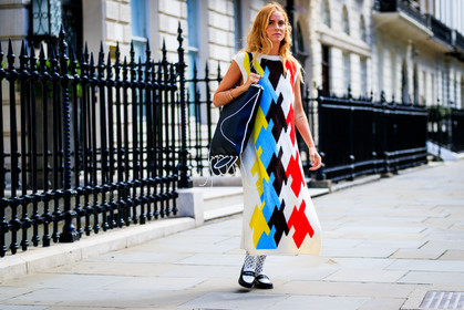 avery blanchard, black and white loafers, black and white shoes, black bag, black shoes, blanca miro scrimieri, checked, graphic bag, graphic dress, houndstooth pattern, knit dress, leather bag, leather shoes, loafers, loewe, multicolor dress, plaid, printed bag, printed dress, tights, white dress, fashion week, frenchystyle, FW, jonathan paciullo, street style, LFW, LONDON, SPRING SUMMER 2019, SS 19, atmosphere details, horizontal, full length