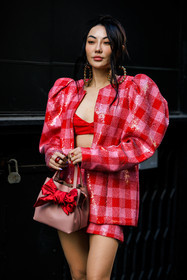 bow handbag, red bow bag, pink handbag, big golden loops, golden pearl earrings, red bra, sequins blazer, sequins skirt, red and pink sequins, jessica wang, fashion week, frenchystyle, FW, jonathan paciullo, street style, NYFW, NEW YORK, AUTUMN WINTER 2022-2023, FALL WINTER 2022_2023, FW 22-23, vertical, atmosphere details