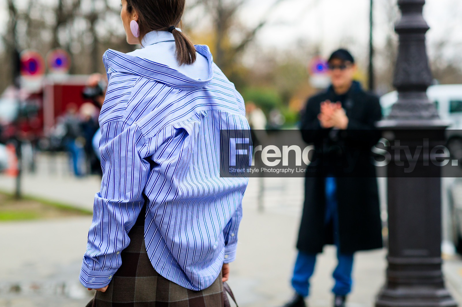 atmosphere details, AUTUMN WINTER 2017-2018, AW 17-18, back detail, balenciaga, blue shirt, brown skirt, checked skirt, detail, earrings, FALL WINTER 2017-2018, fashion week, frenchystyle, FW, FW 17-18, graphic shirt, graphic skirt, horizontal, jonathan paciullo, PARIS, PFW, plaid, printed shirt, printed skirt, street style, striped shirt, tartan
