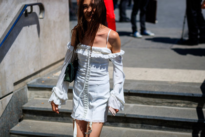 green bag, leather bag, white dress, fashion week, frenchystyle, FW, jonathan paciullo, street style, PFW, PARIS, horizontal, atmosphere details, detail, model, AUTUMN WINTER 2018-2019, FALL WINTER 2018-2019, FW 18-19
