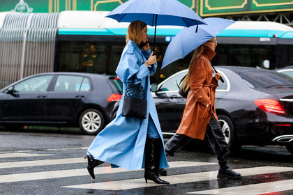 light blue leather jacket, long jacket, black leather bag, fishnet bag, plaited bag, hand bag, shopping bag, black leather boots, animal skin boots, high boots, stella mccartney bag, stella mccartney jacket, fashion week, frenchystyle, FW, jonathan paciullo, street style, PFW, PARIS, horizontal, atmosphere details, full length