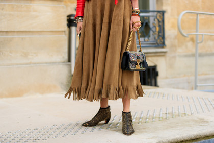 atmosphere details, black bag, brown dress, christian dior, detail, embroidered bag, embroidered shoes, erika boldrin, fashion week, frenchystyle, fringes, FW, graphic bag, high heels, horizontal, jonathan paciullo, leather bag, leather dress, leather shoes, PARIS, PFW, printed bag, shiny bag, shiny boots, SPRING SUMMER 2018, SS 18, street style