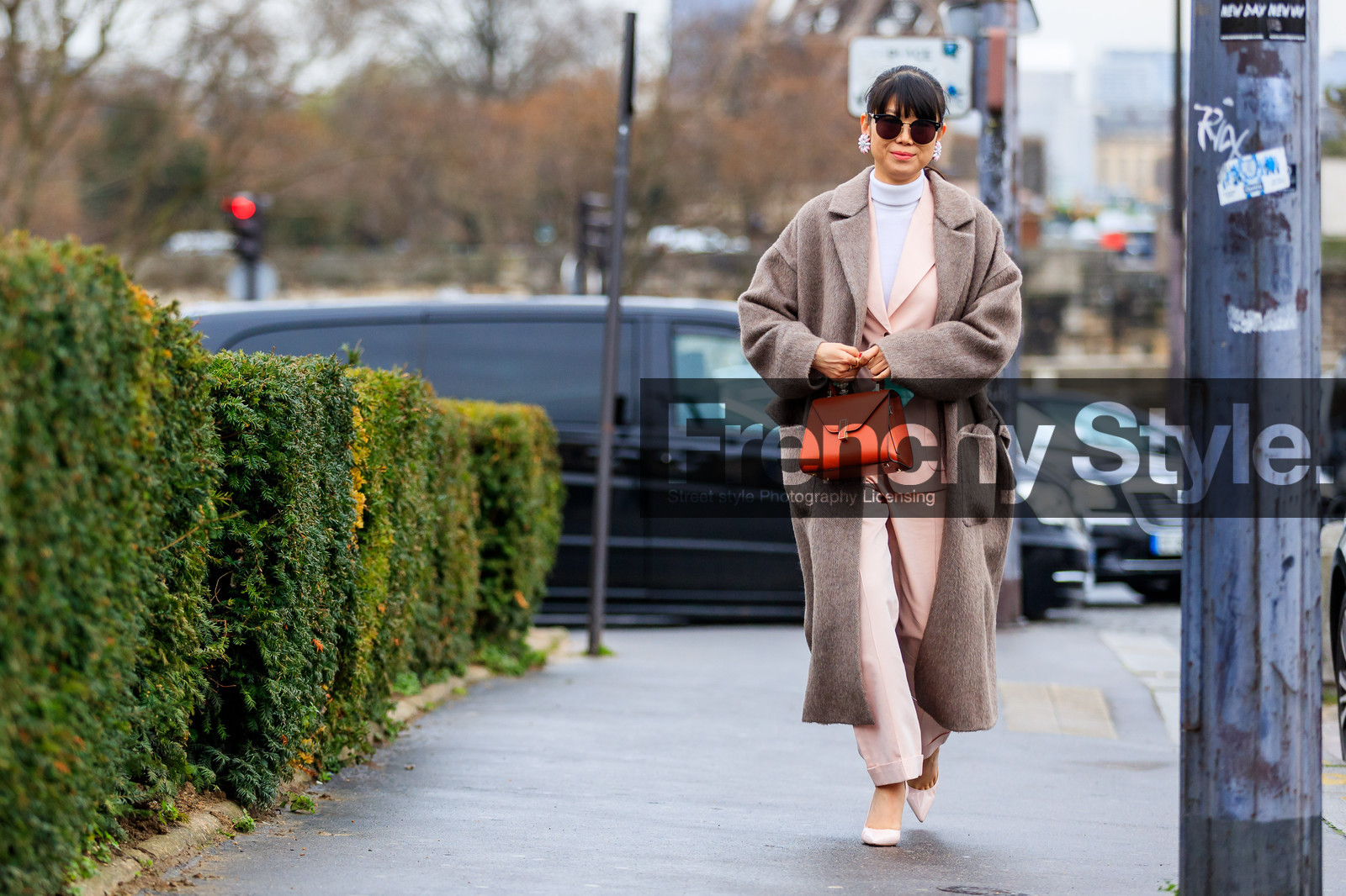 atmosphere details, AUTUMN WINTER 2017-2018, AW 17-18, beige coat, blazer, brown bag, FALL WINTER 2017-2018, fashion week, frenchystyle, full length, FW, FW 17-18, horizontal, jonathan paciullo, leaf greener, leather bag, leather shoes, nude shoes, PARIS, PFW, pink jacket, pink pants, pink suit, street style, sunglasses, trousers