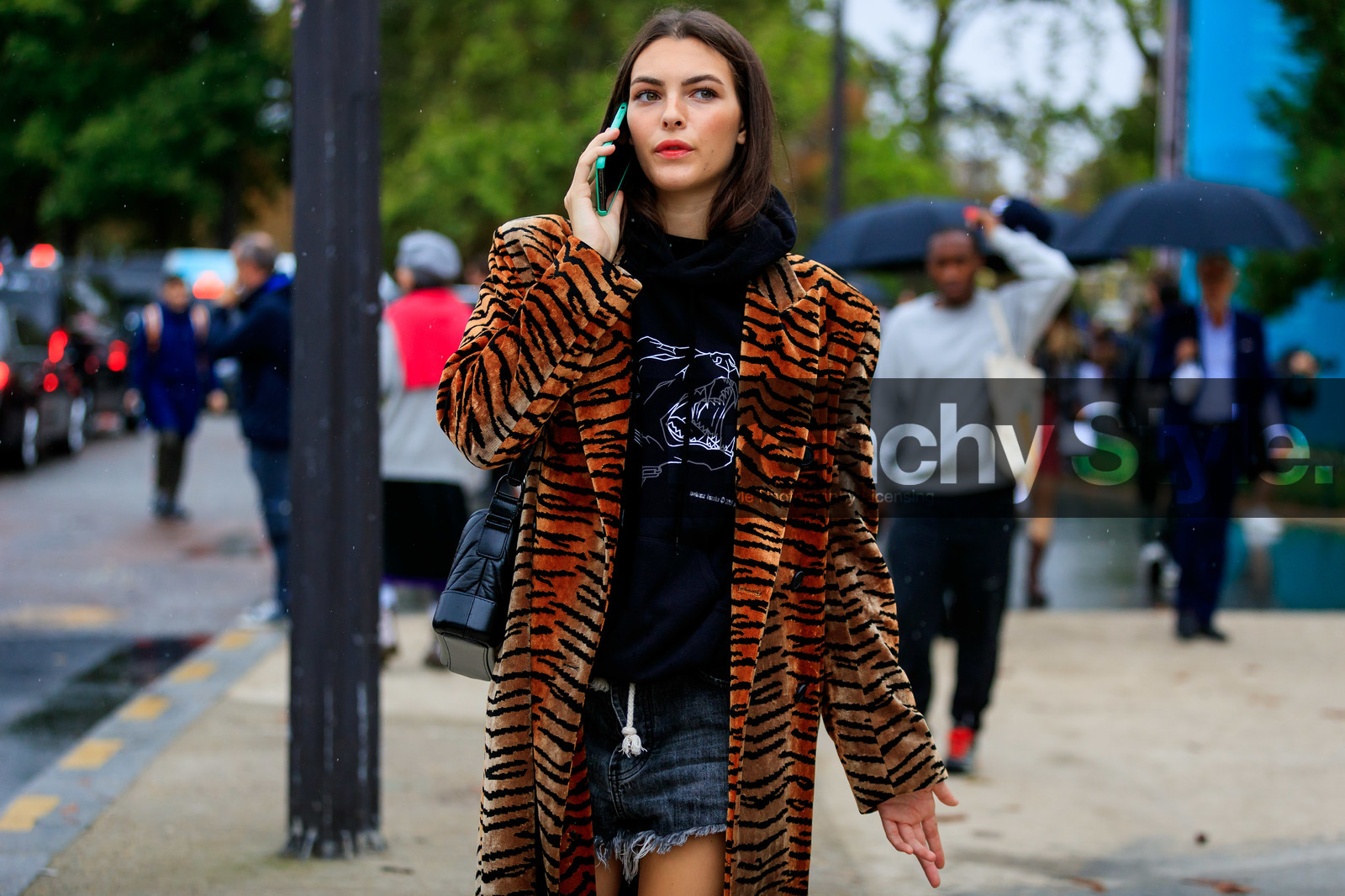 model, orange coat, striped coat, animal print coat, fur coat, long coat, black hoodie, black sweatshirt, black denim shorts, used shirt, mini shorts, black leather bag, quilted bag, chanel bag, PARIS, PFW, SPRING SUMMER 2020, SS 20, fashion week, frenchystyle, FW, jonathan paciullo, street style, horizontal, atmosphere details, detail