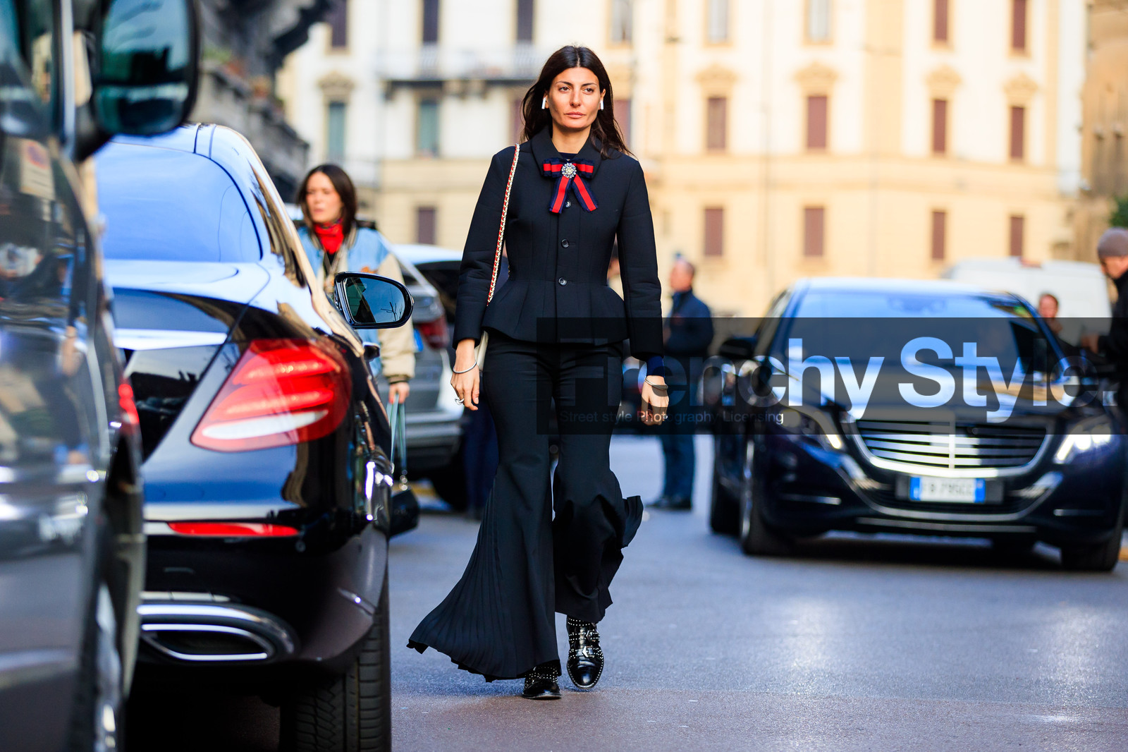 atmosphere details, AUTUMN WINTER 2017-2018, AW 17-18, black boots, black jacket, black shoes, blazer, bow, bow collar, FALL WINTER 2017-2018, fashion week, flare pants, frenchystyle, full length, FW, FW 17-18, giovanna battaglia, gucci, horizontal, jonathan paciullo, leather bag, leather shoes, MFW, MILAN, pleats, street style, tone on tone, total look black, trousers, white bag