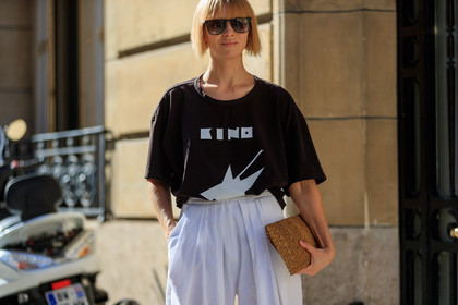 beige bag, black t shirt, leather bag, printed t shirt, sunglasses, white pants, fashion week, frenchystyle, FW, jonathan paciullo, street style, PFW, PARIS, horizontal, atmosphere details, detail, AUTUMN WINTER 2018-2019, FALL WINTER 2018-2019, FW 18-19, vika gazinskaya